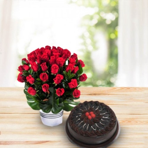 Chocolate Cake with 30 Red Roses Delivery in Delhi