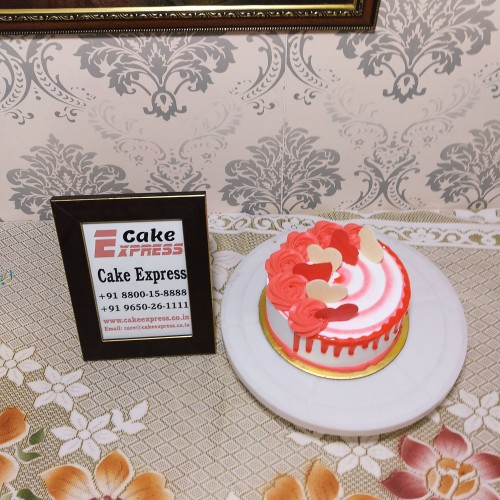 In Love Strawberry Cake Delivery in Ghaziabad
