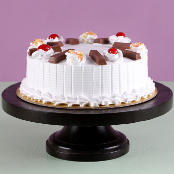 KitKat Vanilla Cake