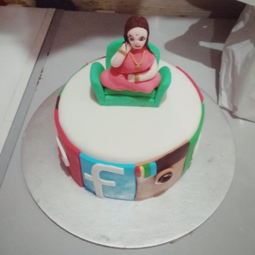 Social Media Addict Lady Cake Delivery in Ghaziabad Social Media Addict Lady Cake Delivery in Ghaziabad