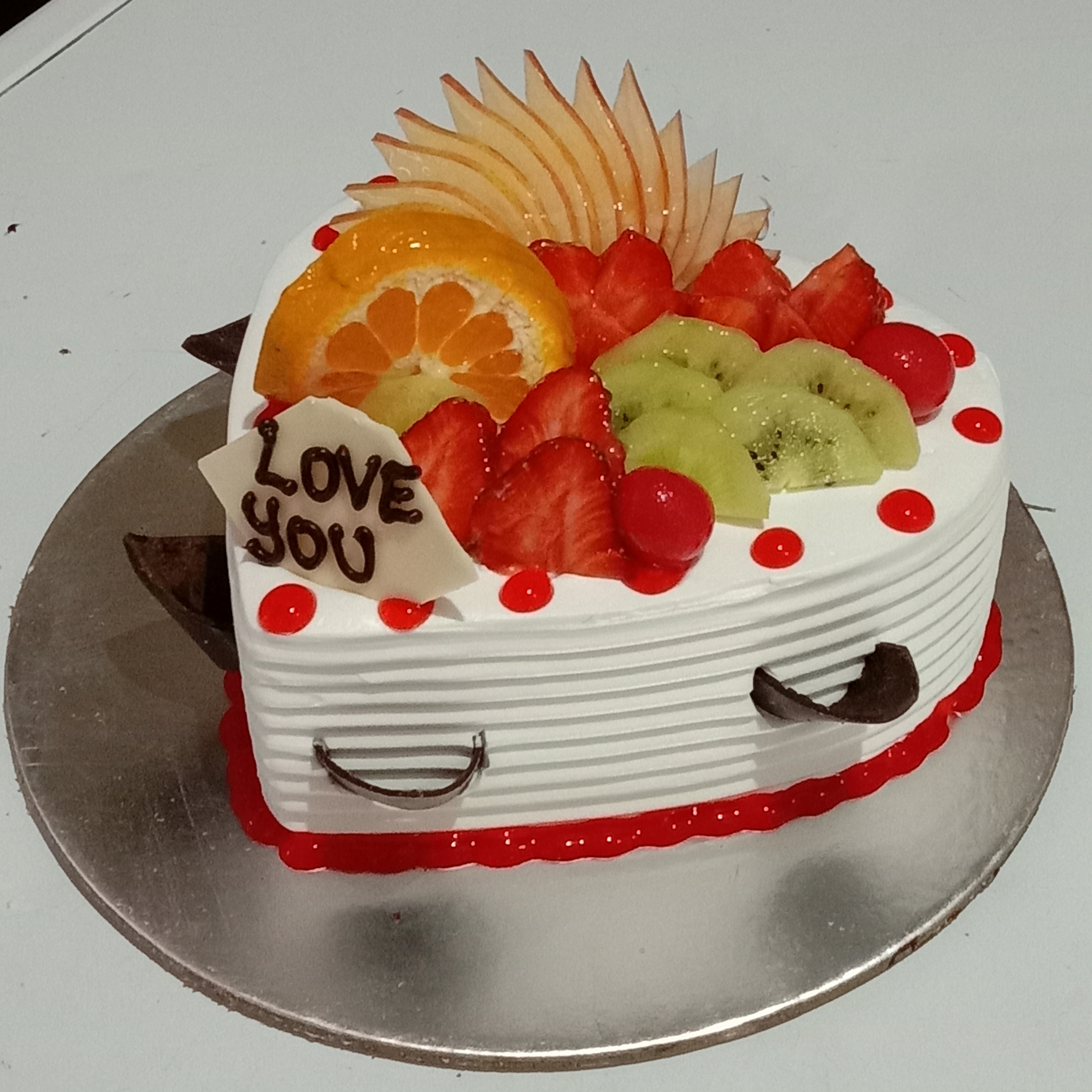 Oren Bakery - 𝑭𝒓𝒆𝒔𝒉 𝑭𝒓𝒖𝒊𝒕 𝑪𝒂𝒌𝒆 Original flavor cake with  lychee and peach filling Decorated with fresh fruit such as strawberries,  kiwi fruits and grapes 🍓🥝🍇 Sprinkle with imported almond grains The